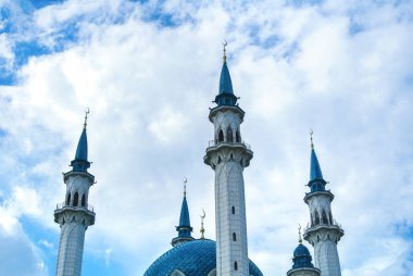 Bulutlar ve Kul Şerif Camii, Rusya'nın en büyük camilerinden bir arka plan.