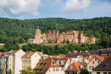 Heidelberg castle çini üzerine panoramik manzaralı eski Carl Theodor Köprüsü, Heidelberg, Almanya kasabadan çatılar.