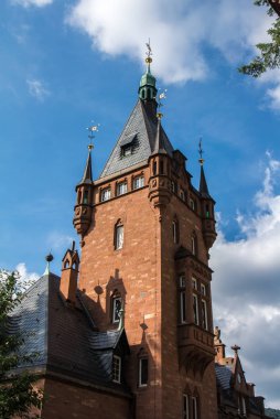 Heidelberg, Almanya - 4 Haziran 2017: Güneşli yaz akşamı Heidelberg old town Center'da bir kule.