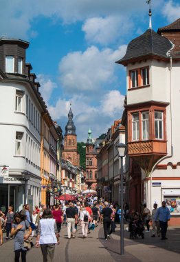 Heidelberg, Almanya - 4 Haziran 2017: Heidelberg turistik merkezi sokak görünümü ile şehir Katedrali.