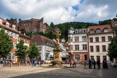Heidelberg, Almanya - 4 Haziran 2017: Heidelberg turistik merkezi kare bir çeşme ve bir görünüm castle Hill ile.