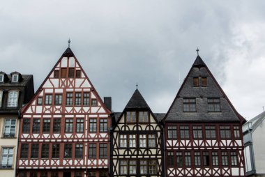 Frankfurt, Almanya - 4 Haziran 2017: Geleneksel Alman dekore edilmiş evler bulutlu yağmurlu yaz gününde Frankfurt eski şehir Meydanı'nda.