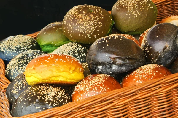 Taze burger buns susam sokak çiftlik market, Frankfurt am Main, Almanya yemek pişirmek için hazırlanan sepeti ile farklı renk kümesi.