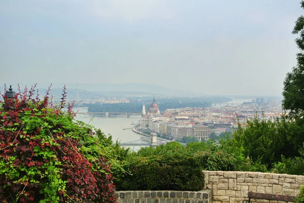 En synvinkel på park över kullen vid Budapest, att Donau och en byggnad av parlamentet, Ungern. — Stockfoto