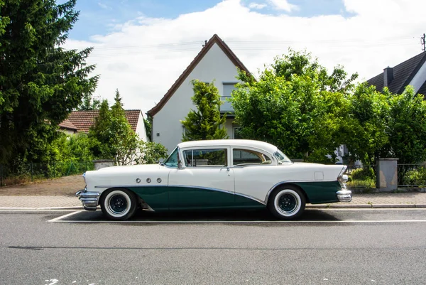 Walldorf, Almanya - Haziran 4, 2017: 1950'lerde Buick beyaz ve koyu yeşil renk Walldorf Köyü Street sırasında bir Rock'n'Roll Festivali.