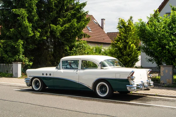 Walldorf, deutschland - 4. Juni 2017: 50er-Jahre-Buick mit weißer und dunkelgrüner Farbe auf der Straße von walldorf dorf während eines Rock 'n' Roll-Festivals. — Stockfoto