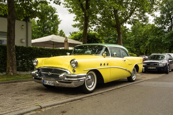 Walldorf, deutschland - 4. juni 2017: 1955 buick special in zitronengelb und mintfarbe auf der straße von walldorf während eines rock 'n' roll festivals. — Stockfoto