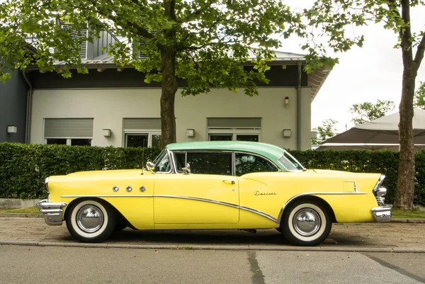 WALLDORF, ALEMANHA - JUNHO 4, 2017: 1955 Buick Especial de cor amarelo limão e hortelã na rua de Walldorf durante um festival Rock 'n' Roll . — Fotografia de Stock