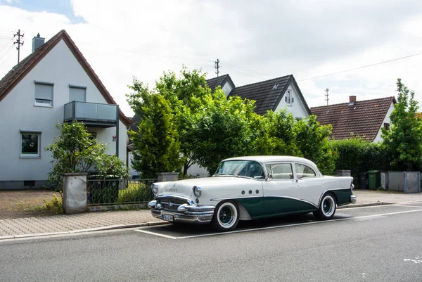 WALLDORF, ALEMANHA - JUNHO 4, 2017: 1950 Buick de cor branca e verde escuro na rua da vila de Walldorf durante um festival Rock 'n' Roll . — Fotografia de Stock