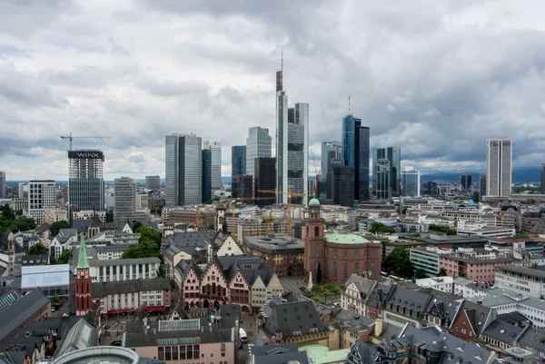 Frankfurt, Deutschland - 4. Juni 2017: Blick vom Kathedralenturm auf das Frankfurter Finanzviertel an einem sommerlich regnerischen, bewölkten Tag. — Stockfoto