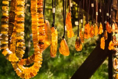 Amber kolye ve kolye, Curonian Spit, Kaliningrad bölgesi, Rusya semt pazarı.