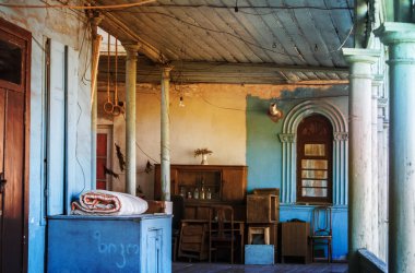 Tiflis, Gürcistan - 3 Ocak 2016: İç mozaik vitray pencereler Tiflis, Gürcistan'ın eski şehir ile eski bir ev.