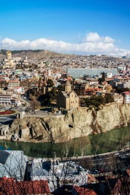 Tiflis, Gürcistan - Ocak, 2016: Eski geleneksel çatılar üzerinden panoramik manzarası görünüm evler, Mtkvari (Kura) Nehri ve Metekhi Kilisesi.