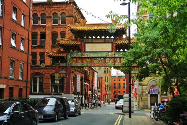 Manchester, İngiltere - 11 Ağustos 2013: Yeşil ve altın dekorasyon ve Manchester city Center, lagest İngiltere'de ve Avrupa'da boyalı panellerle China Town kapaklı bir sokak görünümüne.