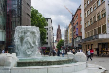 Frankfurt, Almanya - 4 Haziran 2017: Frankfurt am main Şehir Merkezi, bir çeşme ve arka Katedrali'nde bir görünümüne bulutlu gün yaz ile büyük bir kare.