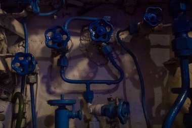 Kaliningrad, Rusya - 12 Haziran 2017: Mavi vanalar görünümünü yakın çekim ve tüpler farklı boyutlarda, bir denizaltı B-413 (görüneni Foxtrot), bir müze gemi iç mekan mühendislik Makina.