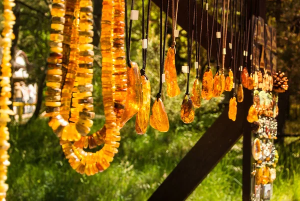 Amber kolye ve kolye, Curonian Spit, Kaliningrad bölgesi, Rusya semt pazarı.