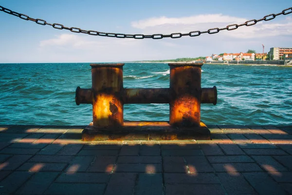 Metal rusty pierce details, a hanging chailn and a view to turqujise waves of Baltic sea, Svetlogorsk, Kaliningrad region, Russia. — Stock Photo, Image