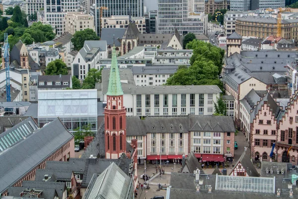 Frankfurt am Main, Tyskland - 4 juni 2017: Flygfoto till ett center i Frankfurt am Main, moderna ald gamla traditionella byggnader, kyrkan och konstruktion, Tyskland. — Stockfoto