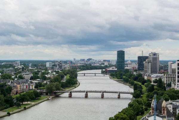 Frankfurt am Main, Tyskland - 4 juni 2017: Panorama Flygfoto till en centrera av staden och floden Main molnig sommardag. — Stockfoto