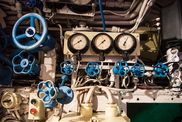 KALINININGRAD, RUSIA - 12 DE JUNIO DE 2017: Vista de cerca de monómetros, válvulas azules de diferentes tamaños, botones y tubos, un interior de ingeniería de un submarino B-413 (NATOs Foxtrot), un buque museo . — Foto de Stock