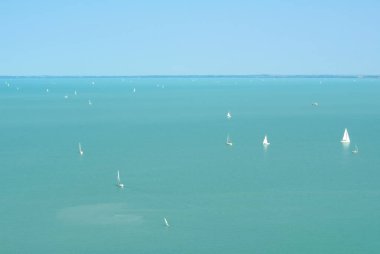 Balaton Gölü su bol yaz, Tihany, Macaristan yukarıdan beyaz Yatlar turkuaz şeffaf bir görünüme.