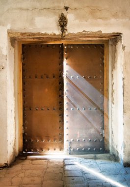 Kilise neredeyse kapıyı ışık ışınları Ananuri kale kilise, yere düşme ile Georgia. Din, inanç, inanç ve barış kavramı soyut fotoğraf.