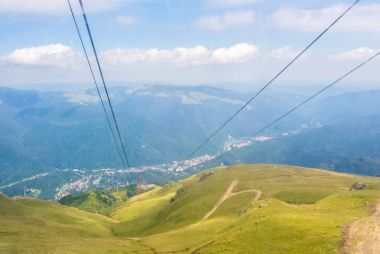 Teleferik kabin panoramik görünümünden yollar ve kasabalar, arka plan, Sinaia, Romanya çevre Bucegi doğal park yürüme Carpatian dağlara.