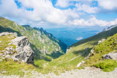 Carpatian Dağları, Yeşil Vadi ve arka plan, Bucegi doğal park, Romanya, güneşli yaz gününde güzel mavi gökyüzüne üzerinden panoramik görünüm.