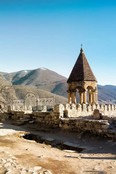 Pemandangan gereja di benteng Ananuri pada hari vinter, pantai waduk Zhinvali, Georgia . — Stok Foto