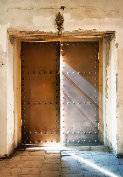 Kilise neredeyse kapıyı ışık ışınları Ananuri kale kilise, yere düşme ile Georgia. Din, inanç, inanç ve barış kavramı soyut fotoğraf.