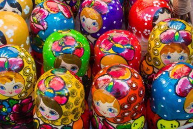 Renkli parlak Rus iç içe bebek Matrioshka eski Arbat sokak, ikonik popüler Hediyelik eşya Rusya'dan, semt pazarı.