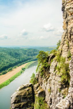 Bastei, Sakson İsviçre Ulusal Parkı, Kurort Rathen, ve Elbe Nehri görünümüne kayaların oluşumu ve bir tekne su, Almanya dağlarında.