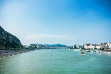 Tuna Nehri, gemi ve bentleri görünümüne bir merkezi şehrin, Macaristan Budapeşte Köprüsü.