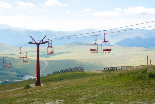 En Visa till röd öppen linbaneanläggningar stuga över toppen av berget och vackra landskap med blå berg, gröna walley, Bucegi naturpark, Sinaia, Rumänien. — Stockfoto