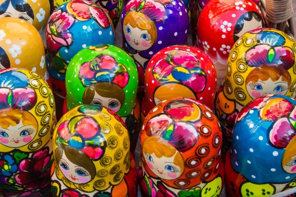 Renkli parlak Rus iç içe bebek Matrioshka eski Arbat sokak, ikonik popüler Hediyelik eşya Rusya'dan, semt pazarı.