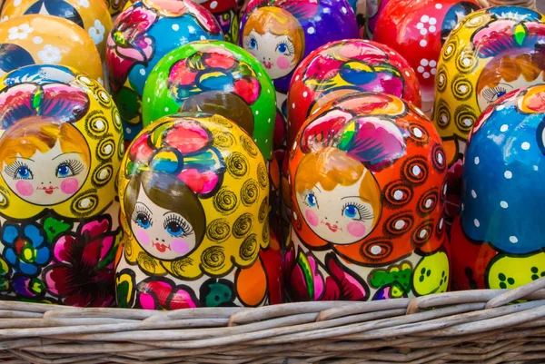 Renkli parlak Rus iç içe Matrioshka eski Arbat sokak, ikonik popüler Hediyelik eşya Rusya'dan, semt pazarı, sepetteki bebekler.