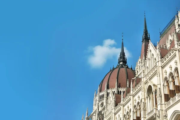 Närbild av Budapest parlamentsbyggnaden och en vacker blå himmel i bakgrunden, Ungern. Sammansättning med kopia utrymme. — Stockfoto