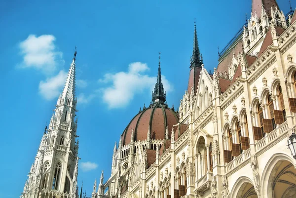 Närbild av Budapest parlamentsbyggnaden och en vacker blå himmel i bakgrunden, Ungern. — Stockfoto
