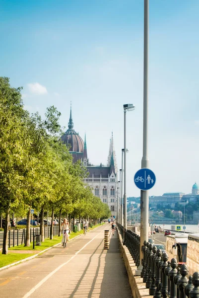 Cykelväg på Danuben banvallen vid centrala Budapest och tecken — Stockfoto
