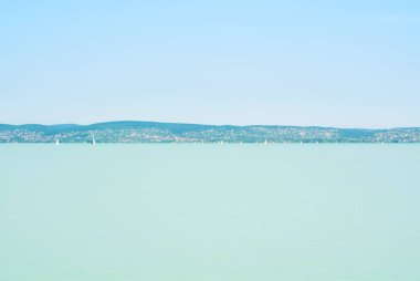 Bir gemiden görünümü parlak Balaton Gölü su ve sahilde
