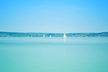 Bir gemiden görünümü parlak Balaton Gölü su ve sahilde