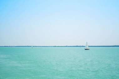 Bir gemiden görünümü parlak Balaton Gölü su ve sahilde