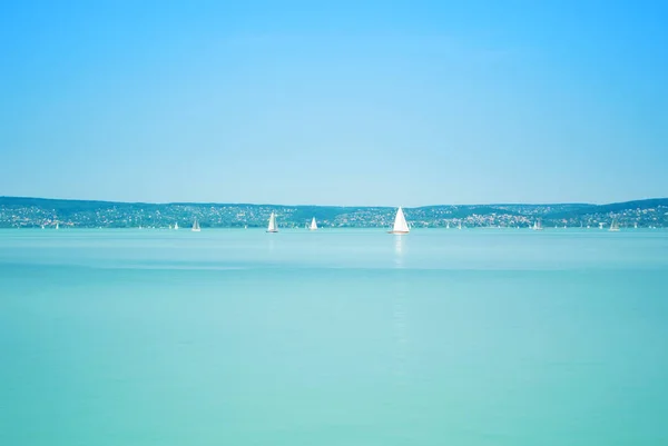 Θέα από το πλοίο στη φωτεινή λίμνη Μπάλατον νερό και ακτή στο το — Φωτογραφία Αρχείου
