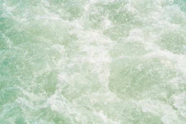 Fényes átlátszó hullámzott a víz felületi fény. — Stock Fotó