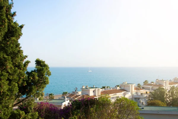 Uma vista para o mar Mediterrâneo a partir de um ponto de vista sobre os telhados — Fotografia de Stock