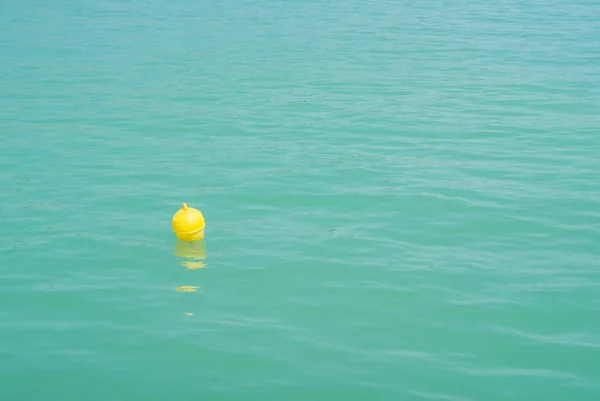 Egy világos sárga jelölőbóják úszó türkiz kék tó WA — Stock Fotó