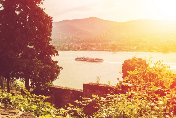 A ship floating in the water of Danube river in evening yellow w — Stock Photo, Image