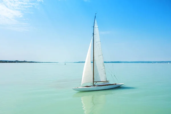 Bir gemiden görünümü parlak Balaton Gölü su ve beyaz yach