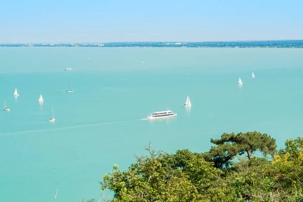 Una vista desde arriba al lago Balaton desde la colina con yate blanco Imágenes De Stock Sin Royalties Gratis